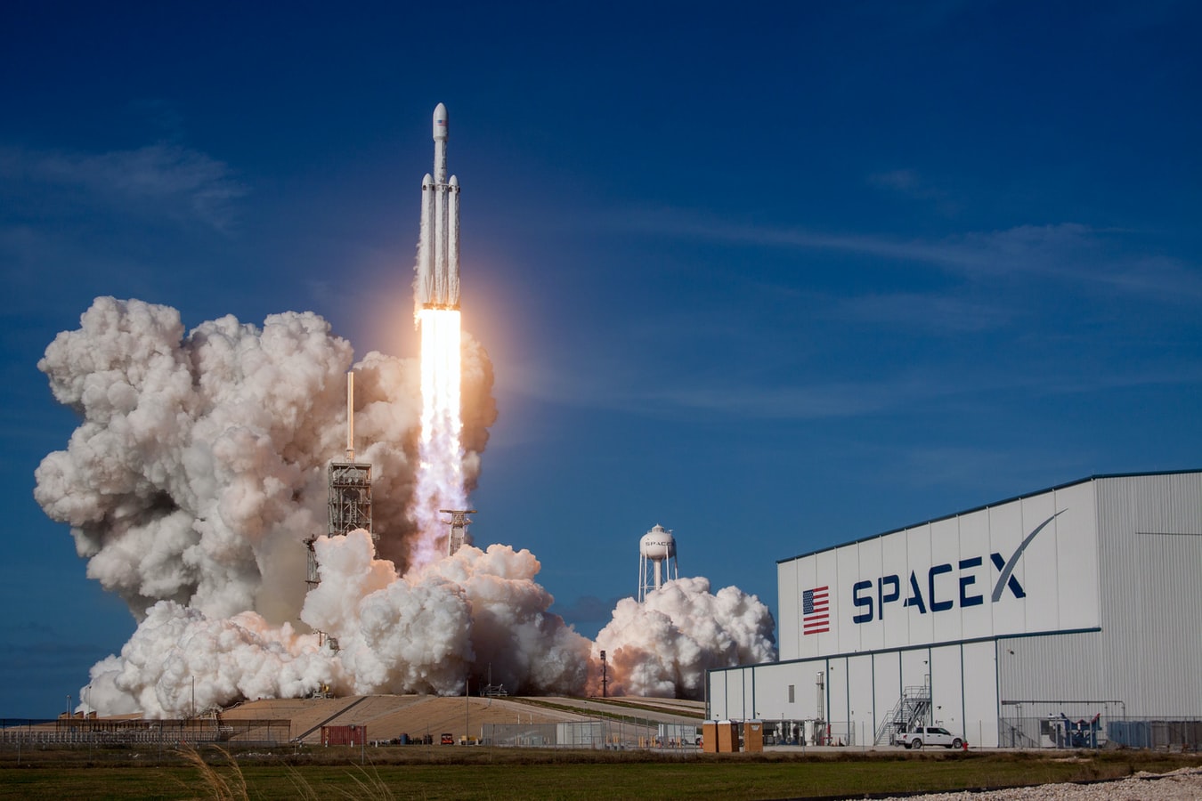 SpaceX запустила к МКС первый в истории частный пилотируемый корабль